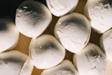 Čerstvá mozzarella, symbol italské gastronomie, čeká na Vaše chuťové buňky v srdci Prahy na Vltavě. Nechte se unést kvalitou a chutí.