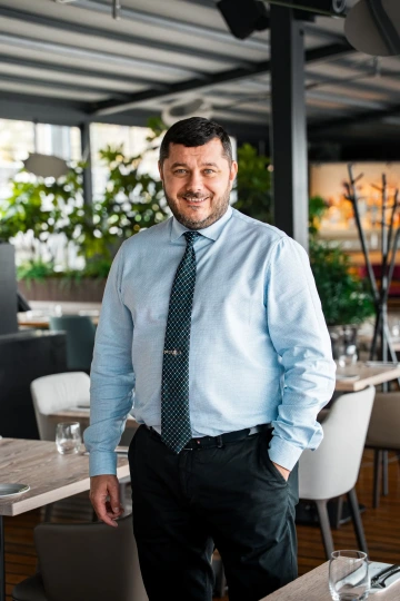 Člen týmu Marina Ristorante v prostorách restaurace.