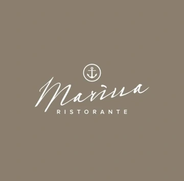 Elegantní logo Marina Ristorante. Ikonická kotva, kaligrafické písmo a název restaurace evokují luxusní zážitek na Vltavě.