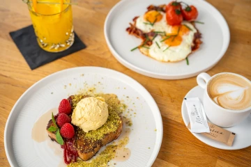 Francouzský toast s pistáciemi, zmrzlinou a malinami.
