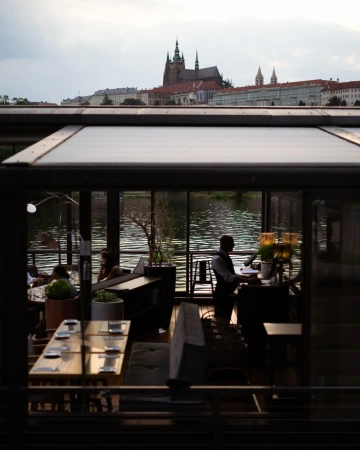 Krytá terasa Marina Ristorante s výhledem na Pražský hrad.