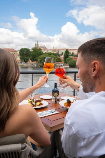 Na zdraví! Vychutnejte si lahodný oběd s ikonickým výhledem na Pražský hrad na palubě Marina Ristorante.