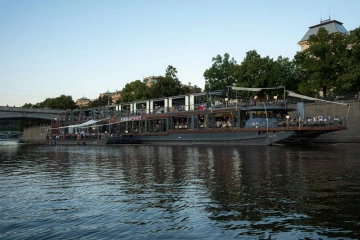 Plovoucí restaurace Marina Ristorante na Vltavě u pražského nábřeží.