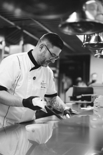 Preciznost a vášeň v každém detailu. Petr Topol, šéfkuchař Marina Ristorante, vytváří kulinářské umění.