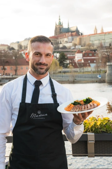 Profesionální obsluha s delikátním pokrmem a ikonickým výhledem na Pražský hrad. V Marina Ristorante se snoubí umění gastronomie s jedinečnou atmosférou.