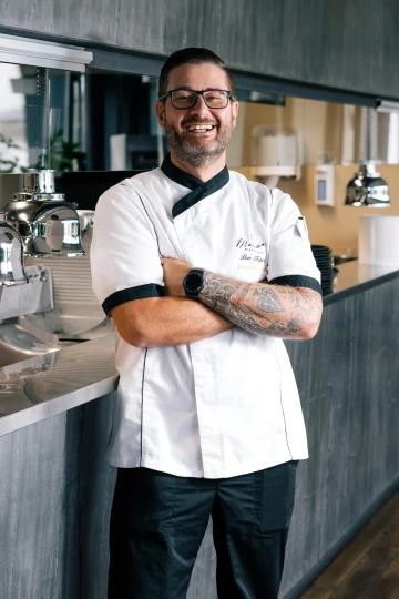 Šéfkuchař Petr Topol s úsměvem. Elegance a profesionalita v každém detailu kulinářského umění Marina Ristorante.