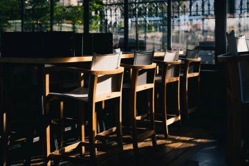 Harmonie světla a stínu v interiéru Marina Ristorante. Elegantní designové židle a stolky lákají k posezení s výhledem na Vltavu.