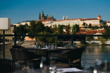 Terasa Marina Ristorante s výhledem na Pražský hrad za dne.