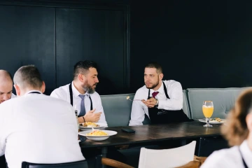 Tým Marina Ristorante při společném posezení v restauraci.